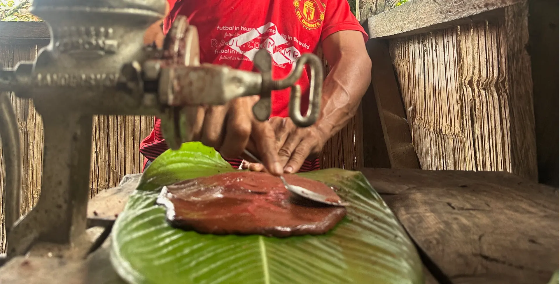 Artesano local preparando una receta tradicional