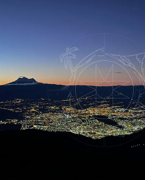 Quito de noche con las luces de la ciudad