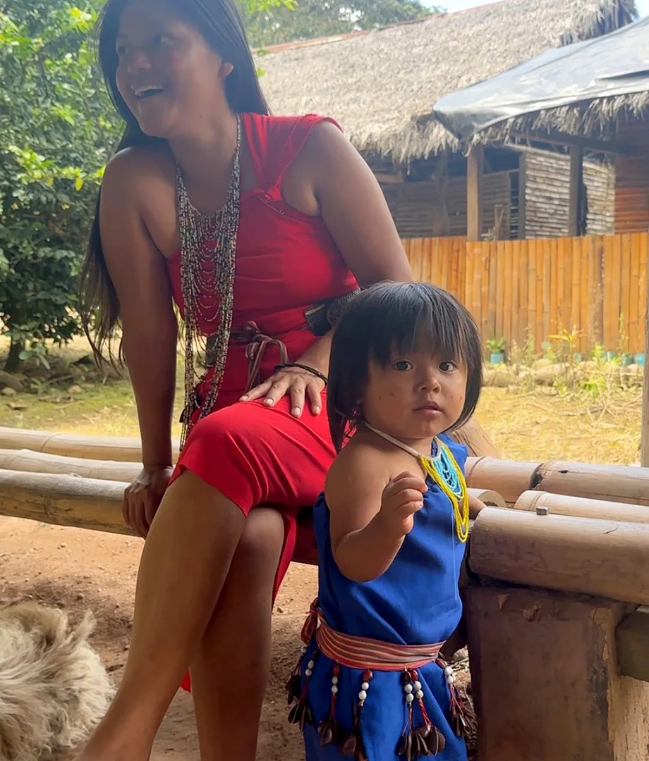 Mujer y niña indígenas en la Amazonía