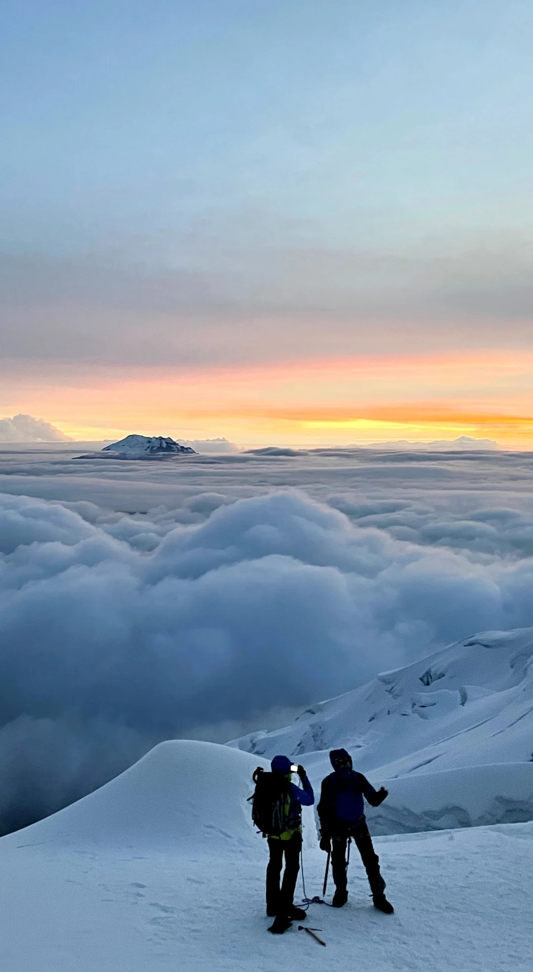 Ascenso al amanecer sobre un mar de nubes